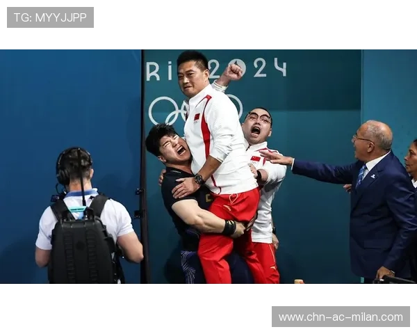 举重教练比赛中吼到破音成名场面