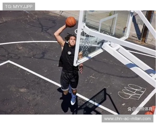 年轻前锋在训练中试验新射门助力器，命中率提升