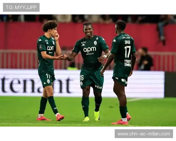 法甲里昂边线穿插致命，左路再放炮！他们是如何在比赛中制造悬念的？