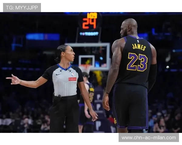 詹姆斯突分再次得分，湖人进攻层次鲜明